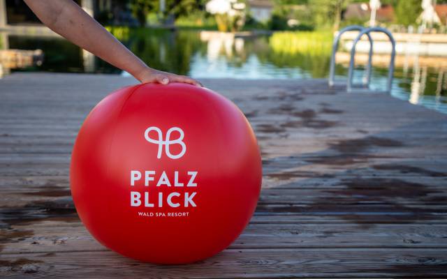 Roter Wasserball Wald Spa Resort Pfalzblick