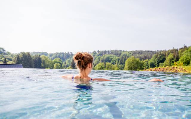 Abkühlung im Infinity Pool Wellnesshotel Pfalzblick