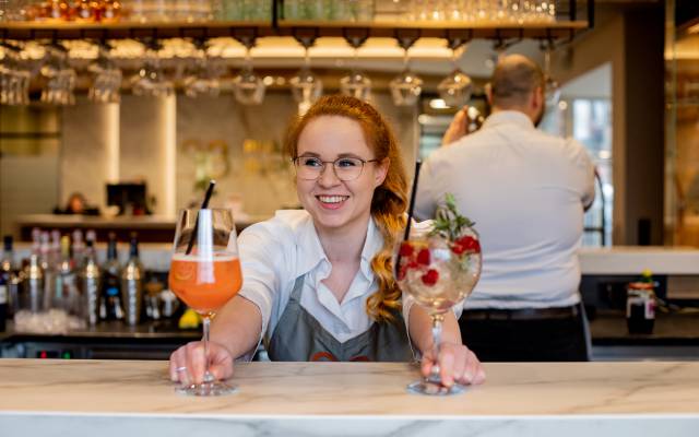 Barfrau serviert zwei Cocktails im Pfalzblick Wald Spa Resort