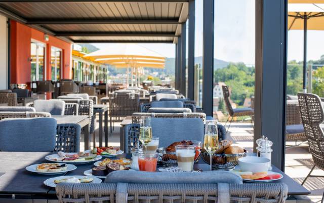 Terrasse des Restaurants im Pfalzblick Wald Spa Resort