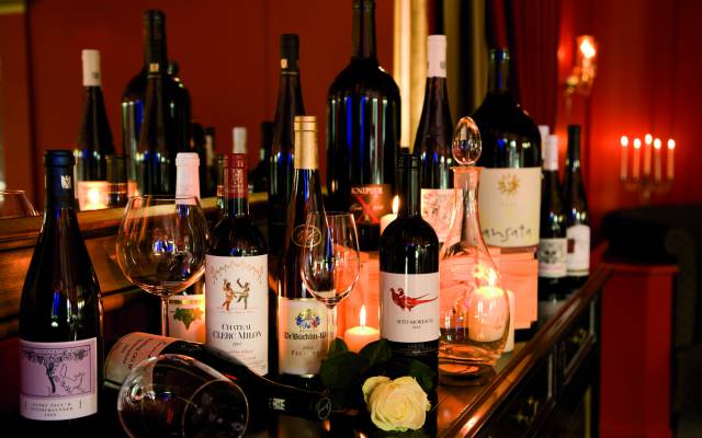 Verschiedene Weine in der Vinothek im Pfalzblick Wald Spa Resort