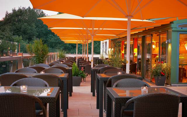 Gemütlich speisen auf der Terrasse im Genusshotel Pfalzblick 
