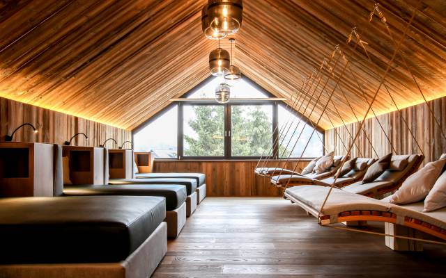 Betten und Liegen im Ruhebereich des Pfalzblick Wald Spa Resort