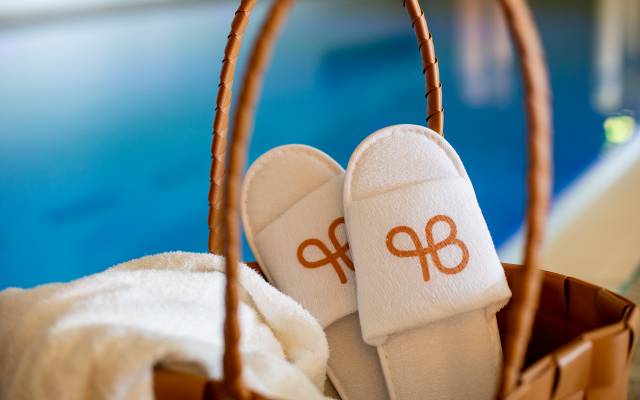 Hotel-Slipper Bademantel im Hallenbad