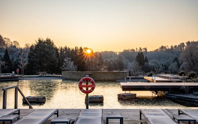 Steg Naturschwimmteich im Winter