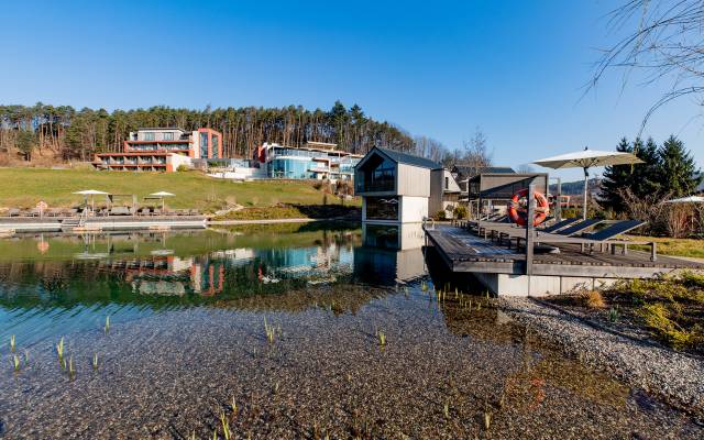 Außensicht Schwimmteich und Gebäudekomplexe des Pfalzblick Wald Spa Resort