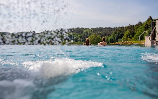 Detailaufnahme Infinity Pool im Pfalzblick Wald Spa Resort