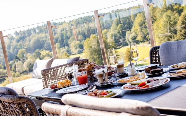 Gedeckter Frühstückstisch mit Aussicht auf Pfälzer Wald im Pfalzblick Wald Spa Resort