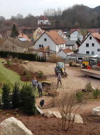 Die Gartenarbeiten beim Gartenflügel...  Symbolfoto