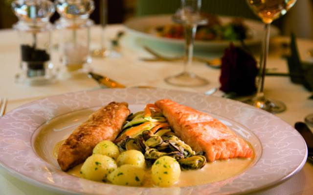 Lachs mit Gemüsespaghetti und Kartoffeln