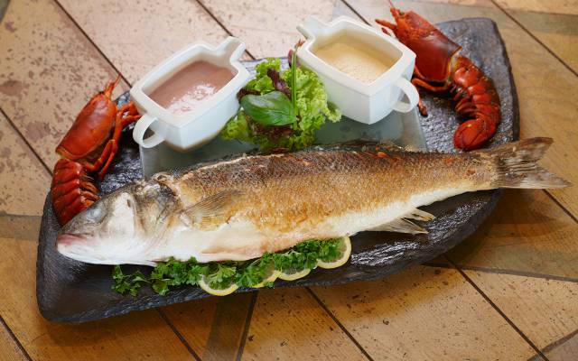 Fischplatte mit verschiedener Soße