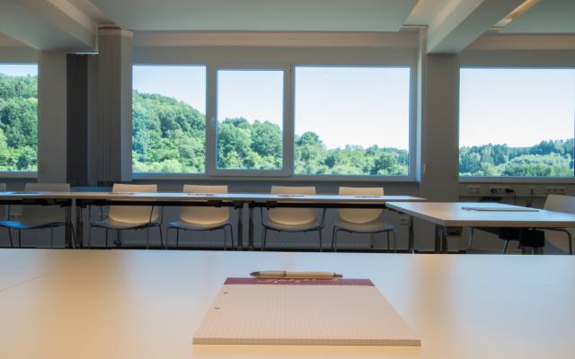 Seminarraum mit Blick auf die Berge Hotel Pfalzblick