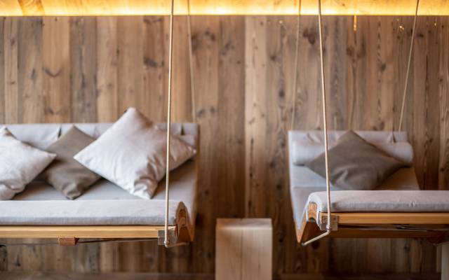 Chaises longues flottantes dans le sauna