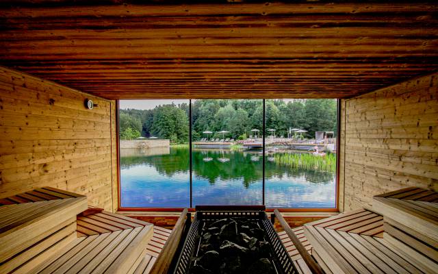 Sauna mit Blick auf Schwimmteich