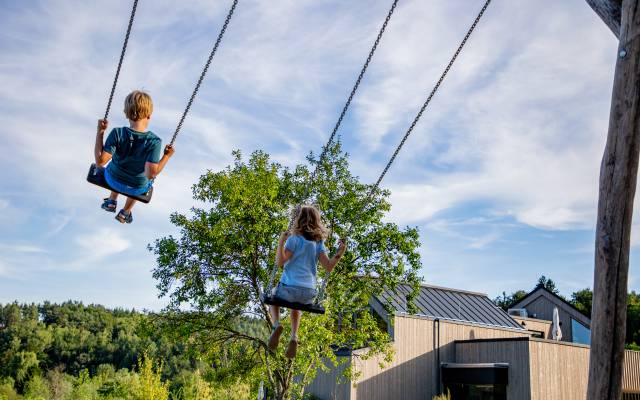 Schaukelnde Kinder Familienhotel Pfalzblick