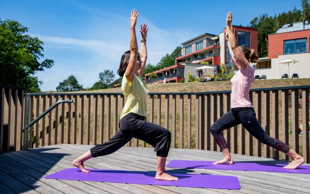Pilates vor Haupthaus Hotel Pfalzblick
