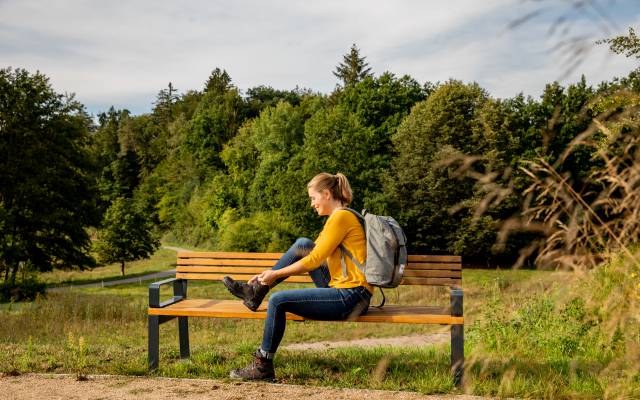 Wanderin auf Bank im Pfälzerwald