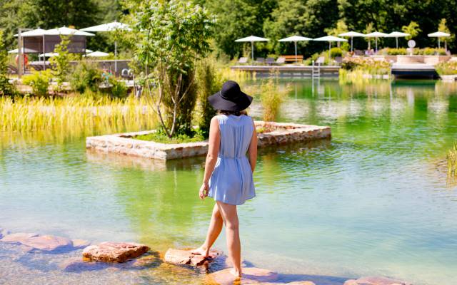 Gast am Schwimmteich Wellnesshotel Pfalzblick