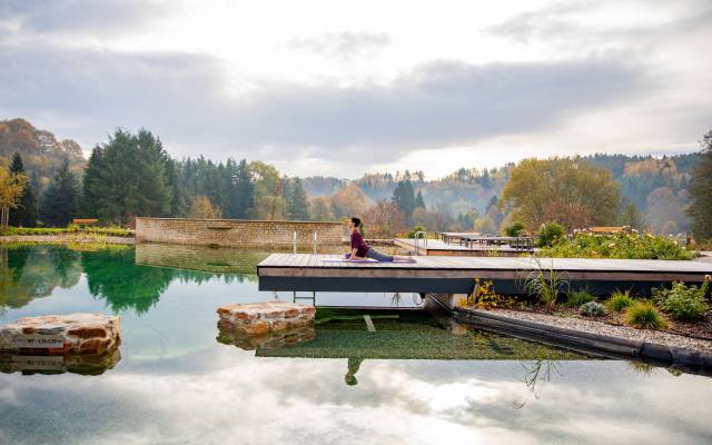 Yoga am Naturbadeteich Pfalzblick Wald Spa Resort
