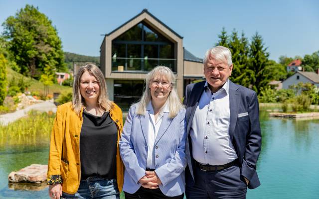 Inhaberfamilie Maus vor Naturschwimmteich