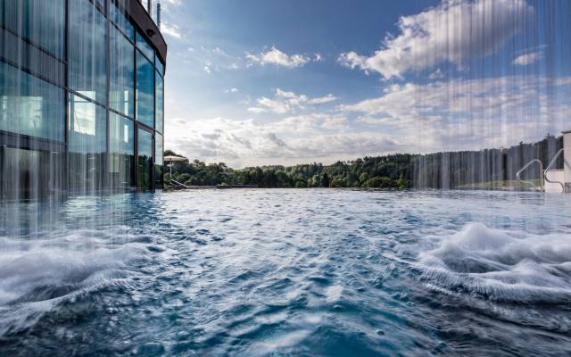 Wasserfall Infinitypool Pfalzblick Wald Spa Resort