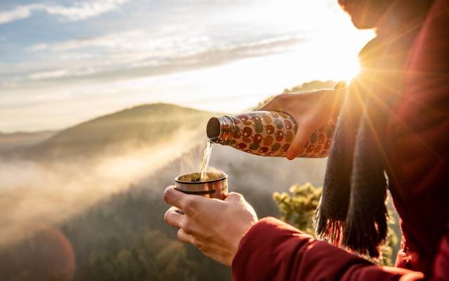 Wanderpause mit Heißgetränk aus Thermoskanne 