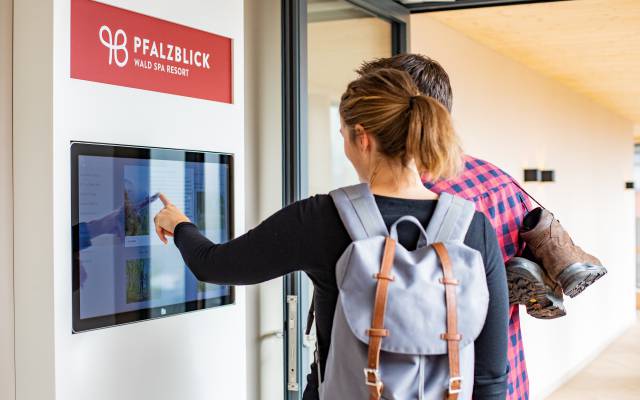 Gäste am Service-Bildschirm