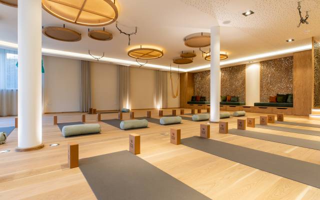 Großer Bewegungsraum mit Yogamatten Hotel Pfalzblick