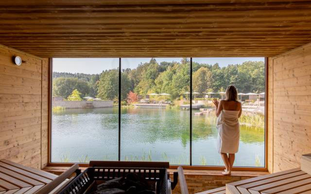 Frau in der Sauna