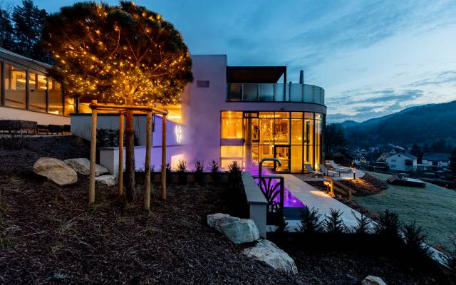 Außenaufnahme des beleuchteten Pfalzblick Wald Spa Resorts in Dahn
