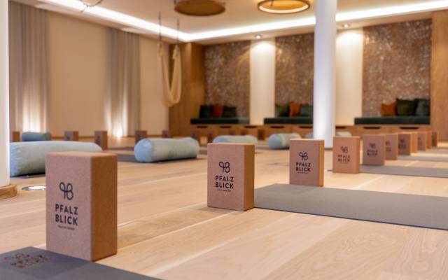 Yogaraum mit Matten und Kissen im Pfalzblick Wald Spa Resort