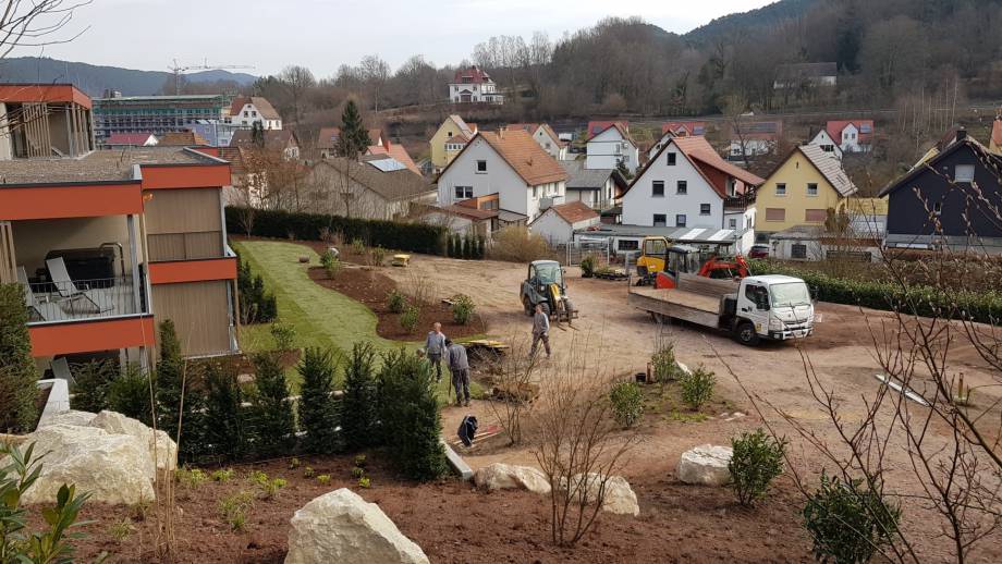 Die Gartenarbeiten beim Gartenflügel...  Symbolfoto