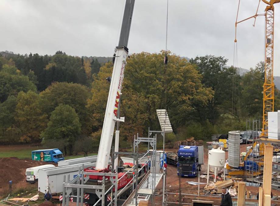 5 Kräne im Einsatz - Pfalzblick modernisiert im Eiltempo Symbolfoto