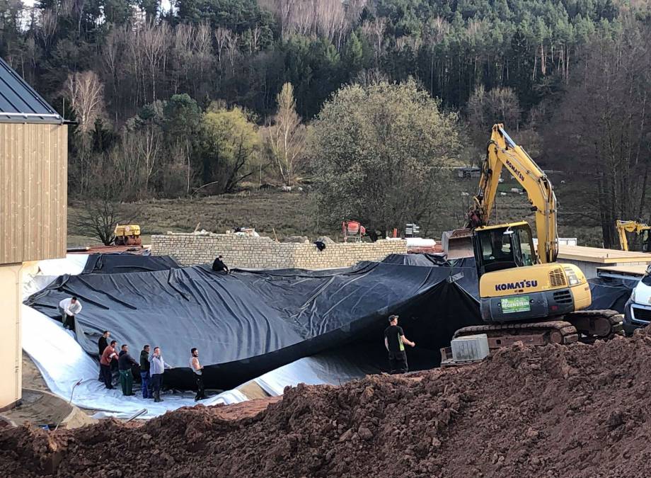 Die Heinzelmännchen sind am "Kleinen Wasgausee", unserem Naturbadeteich... Symbolfoto