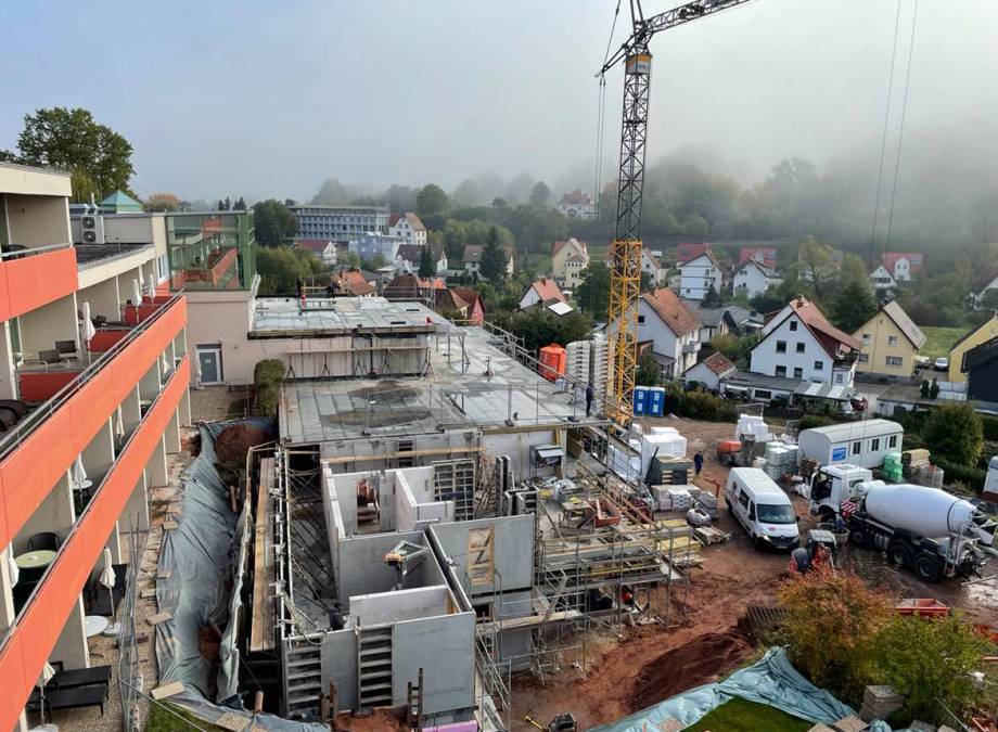 Baustelle mit Blick ins Grüne! Symbolfoto