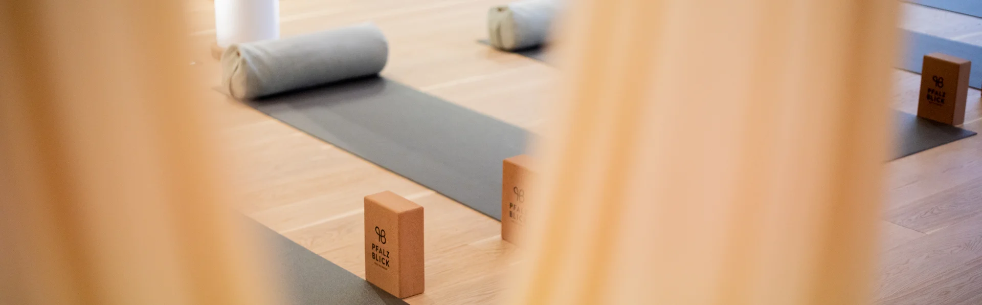 Leichtigkeit, Entspannung und Longevity Yoga-Matten mit Blöcken und Kissen in einem ruhigen Übungsraum
