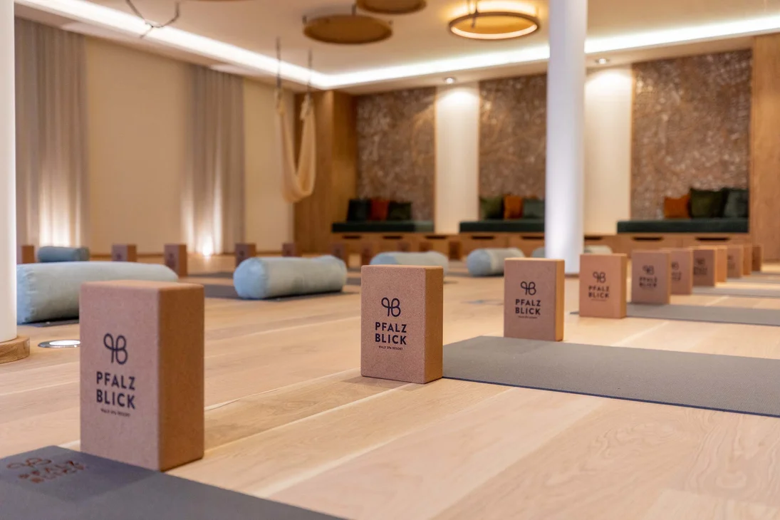 Yoga-Raum mit Matten, Blöcken und Polstern im Pfalz Blick Resort