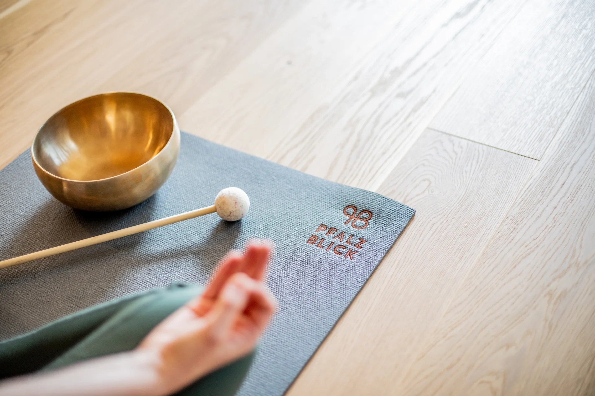 Yoga Retreat in der Pfalz Meditationsmatte mit Klangschale und Meditation