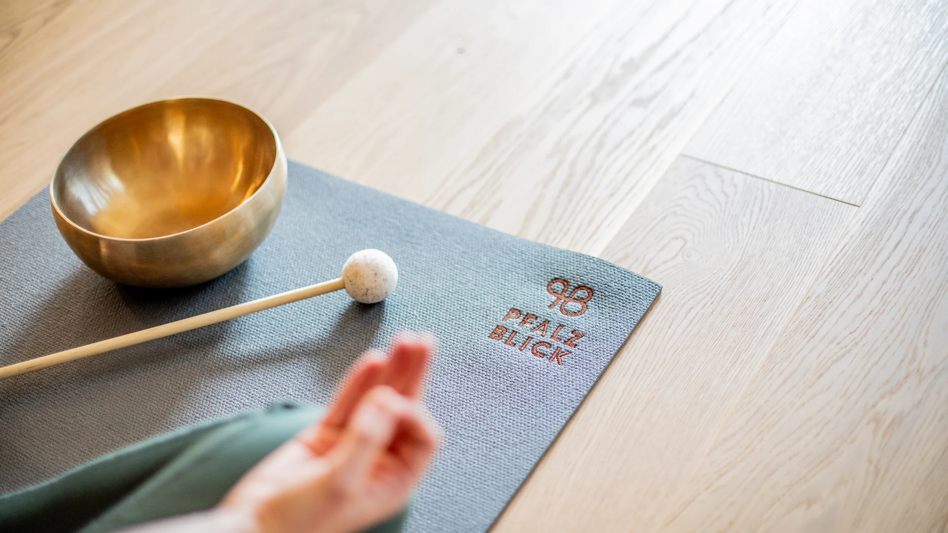 Pressebilder Meditationsmatte mit Klangschale und Meditation