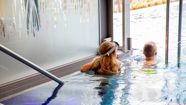 Kinder im Schwimmbad steigen ins Außenbecken ein