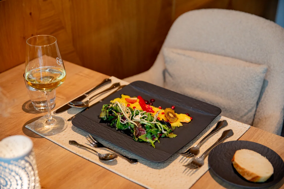 Gemüsesalat mit Früchten und Wein in elegantem Restaurant