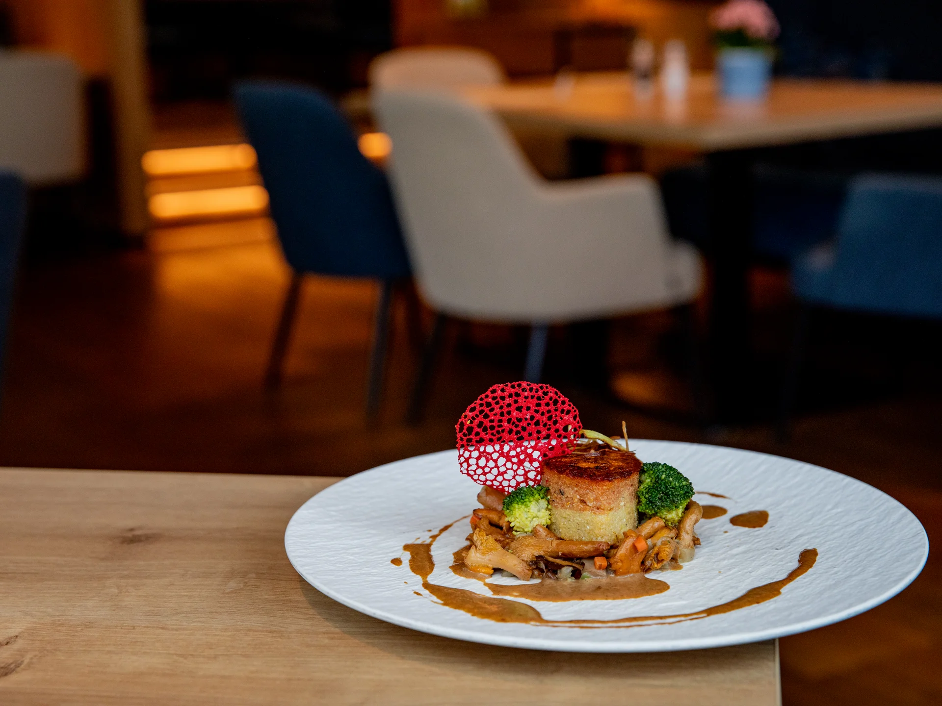 Dahn: Restaurant im Pfalzblick Wald Spa Resort Garnierter Gourmetteller mit Gemüse und Sauce in einem Restaurant