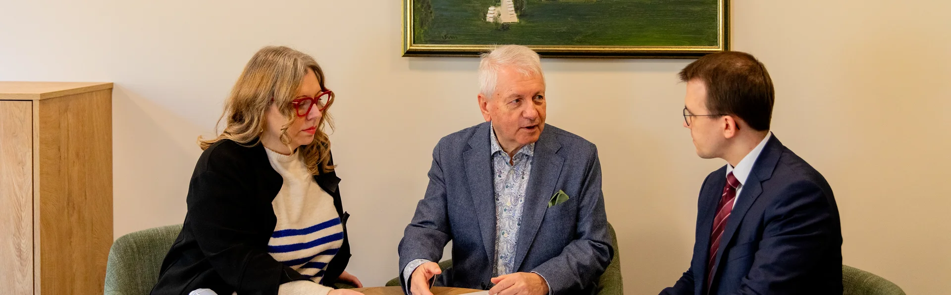 Bau-Info: Das Pfalzblick wächst weiter! Drei Personen besprechen einen Plan an einem Tisch