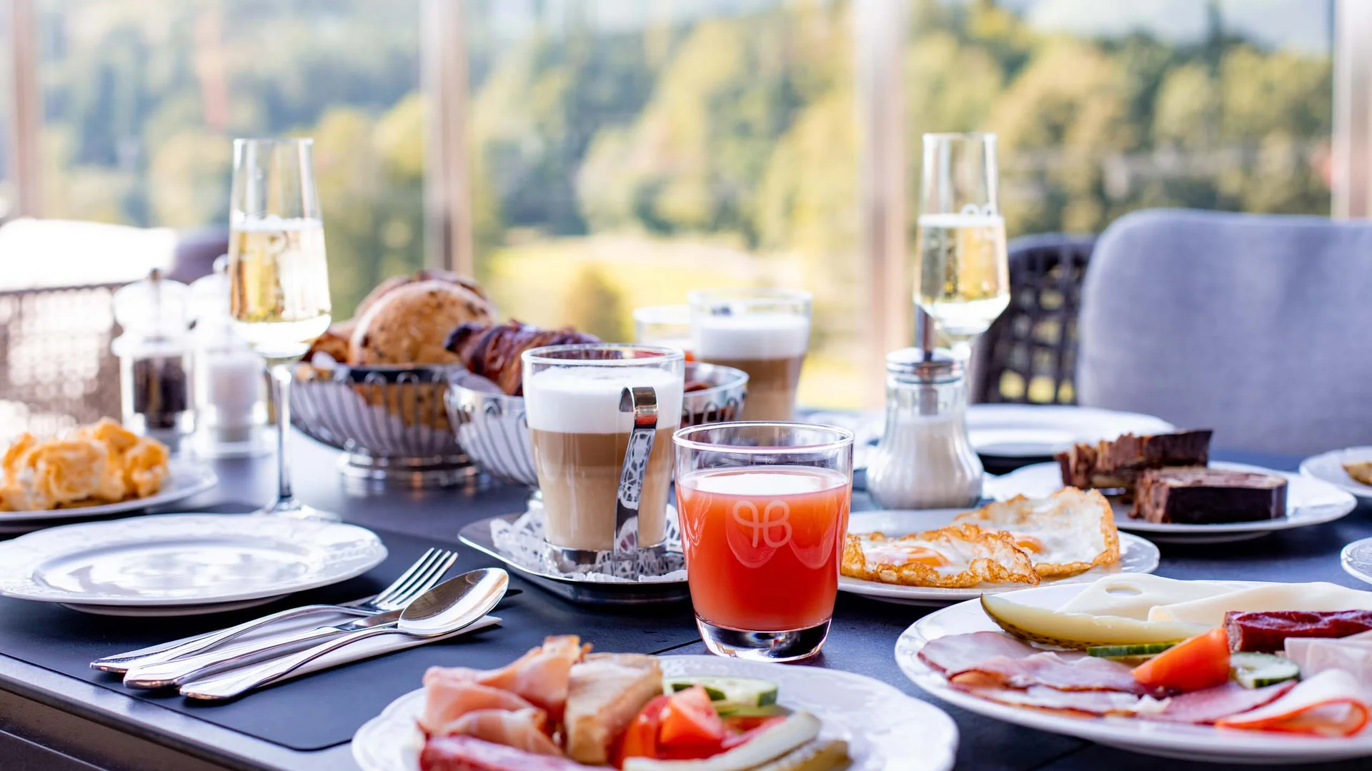 Tisch mit Frühstück, gefüllt mit verschiedenen Speisen und Getränken