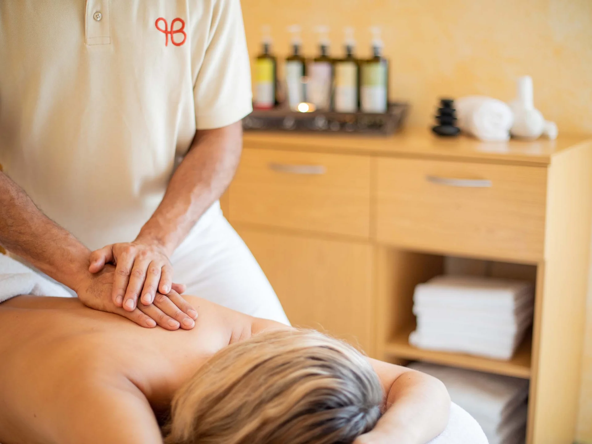 Mann gibt einer Frau eine Rückenmassage in einem Spa-Raum
