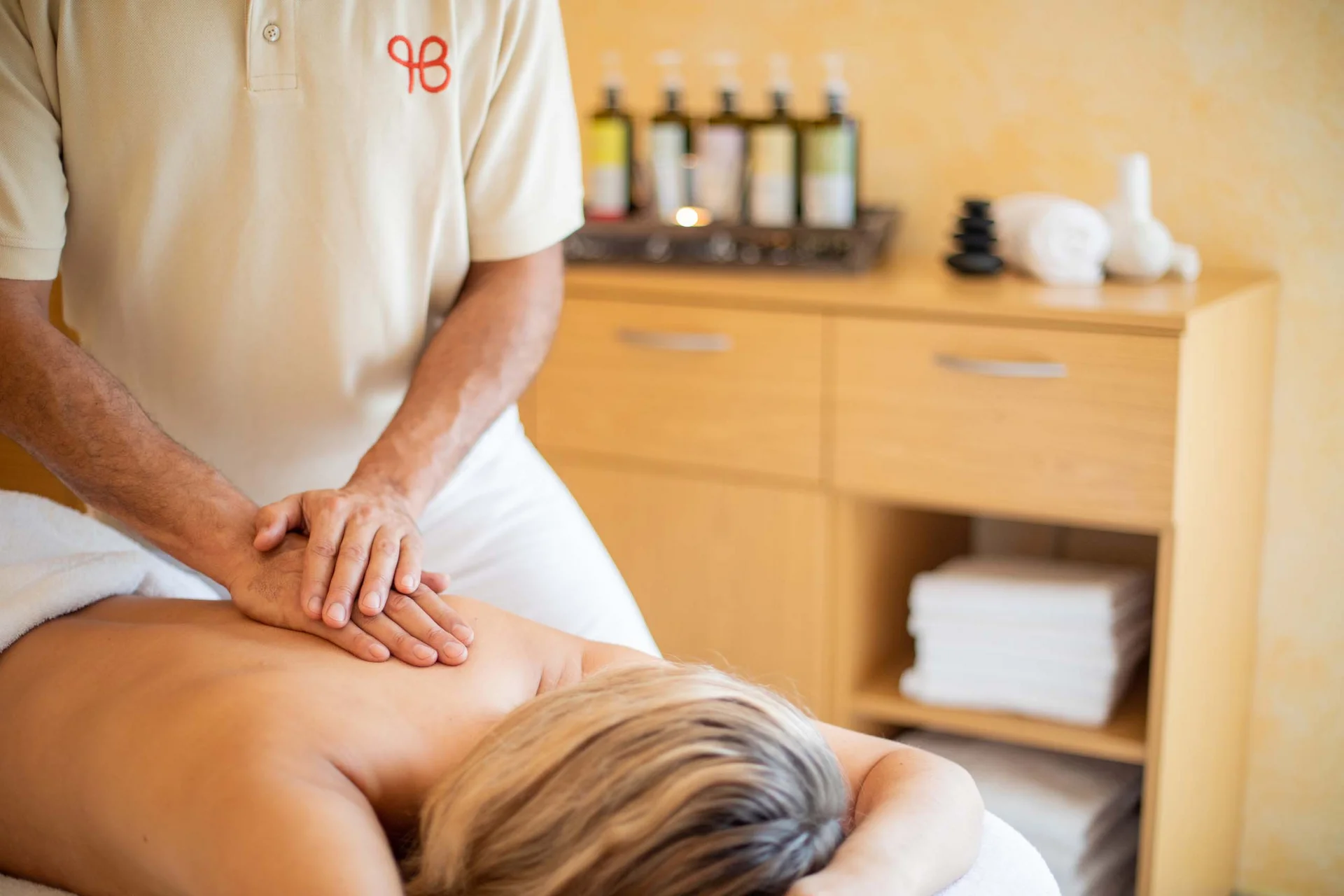 Mann gibt einer Frau eine Rückenmassage in einem Spa-Raum