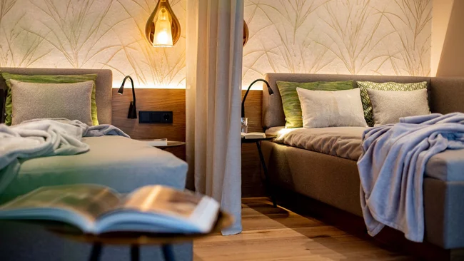 Gemütliche Sitzecke mit Kissen, Decken und dekorativer Beleuchtung