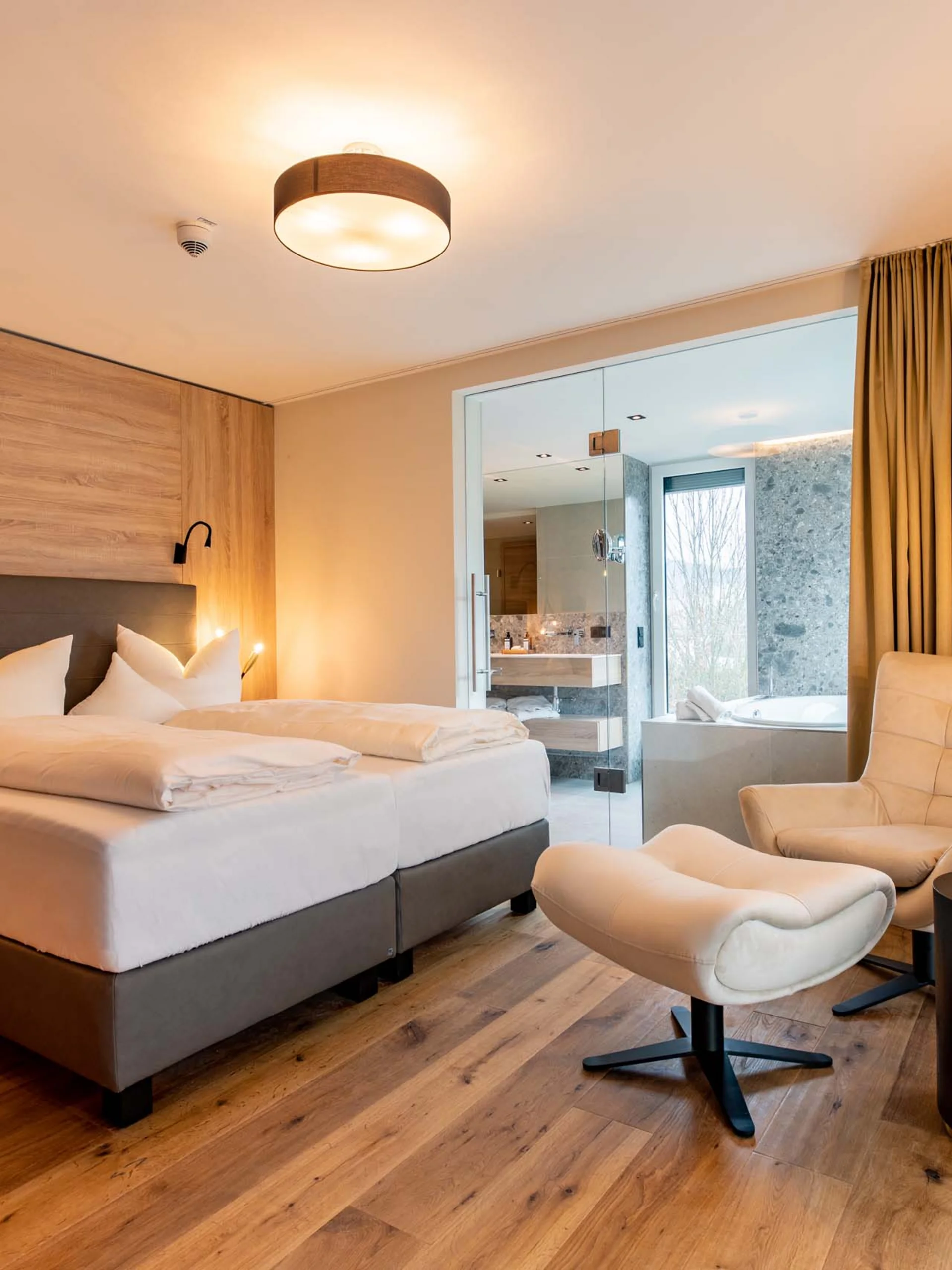 Longevity Urlaub in der Pfalz | Pfalzblick Modern eingerichtetes Hotelzimmer mit Doppelbett und Sitzbereich