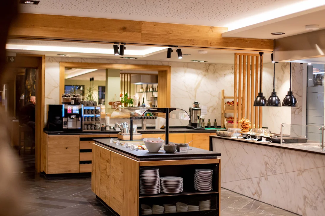 Modernes Buffet mit Holzfronten und beleuchteten Theken