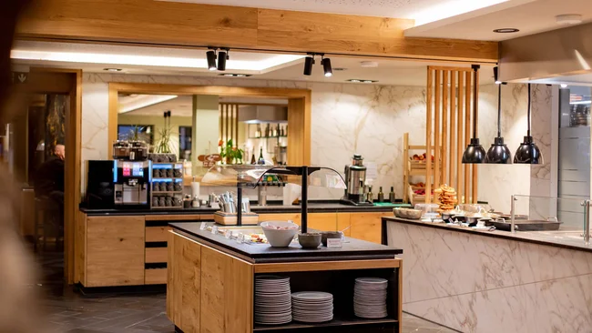 Modernes Buffet mit Holzfronten und beleuchteten Theken